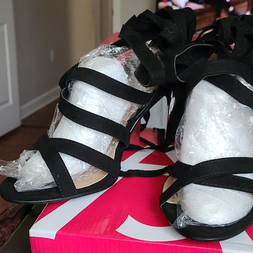 Shoe's - Picture 2 of 3